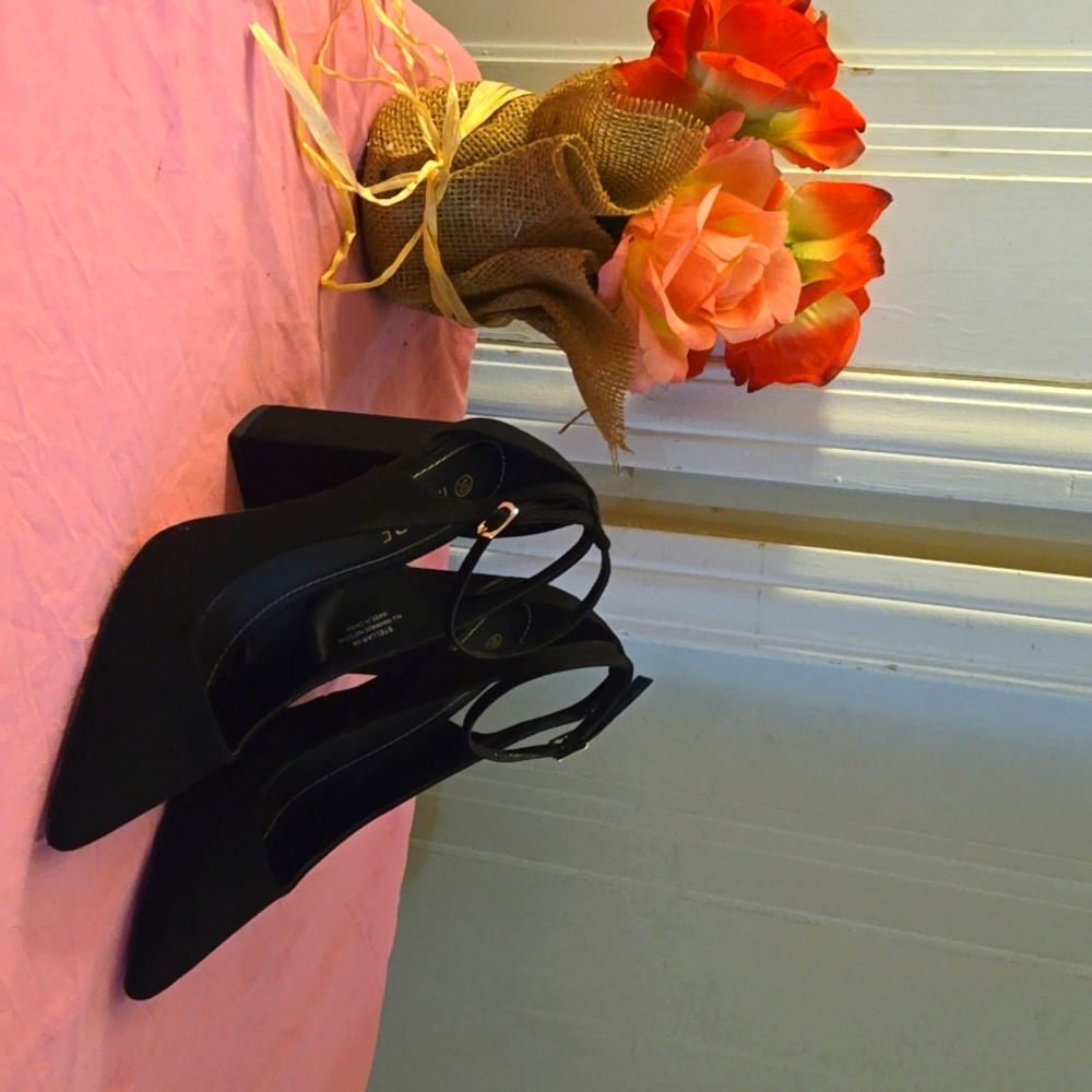 Black platform pump